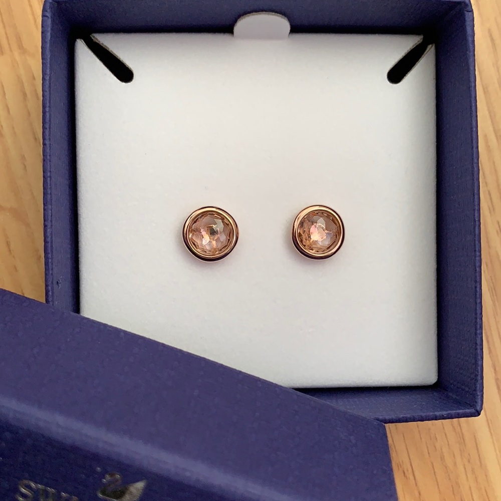 NIB Swarovski Crystal rose colored crystal with rose gold-tone stud earrings - Picture 2 of 3